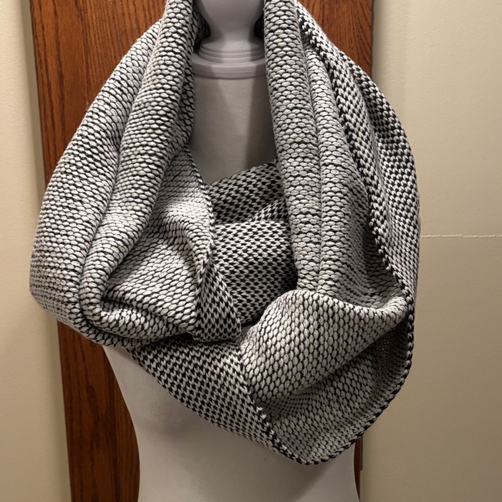 NWT H&M eternity scarf in Black/ White colors